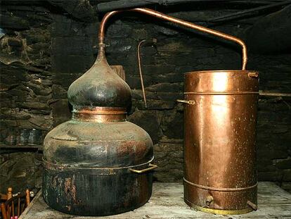 Instrumental para la fabricación de aguardiente casero.