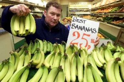 Steve Thoburn en su puesto de comestibles en el mercado de Suderland.