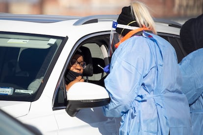 Una mujer se realiza una prueba de la covid-19 desde su coche en Washington.