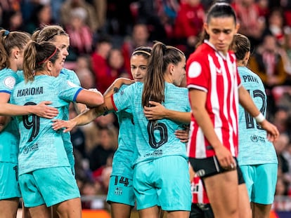 Aitana Bonmatí (c) celebra tras anotar el segundo gol de su equipo con sus compañeras este jueves.