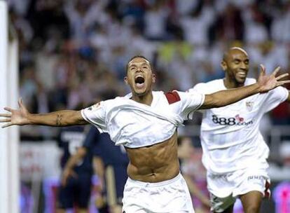 Luis Fabiano, seguido de Kanouté, celebra un gol marcado al Madrid en el partido de la primera vuelta en el estadio Sánchez Pizjuán.