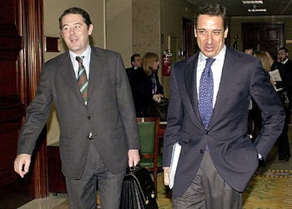 José María Michavila (izquierda) y Eduardo Zaplana, en el Congreso.