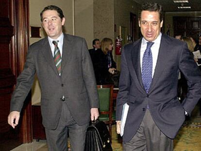 José María Michavila (izquierda) y Eduardo Zaplana, en el Congreso.