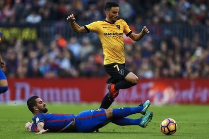 El davanter turc del Barcelona Arda Turan (i) i el defensa Juan Carlos Pérez (d), del Màlaga.