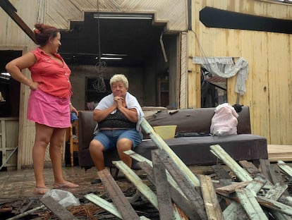 Dos mujeres frente a su casa destruida por el huracán, en Santiago de Cuba.