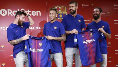 Messi, Neymar, Piqué y Arda, ayer en Tokio durante un acto promocional.
