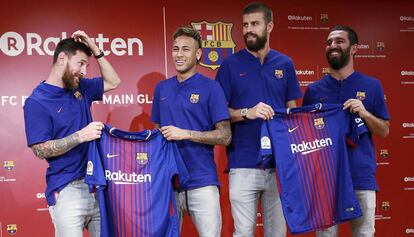 Messi, Neymar, Piqu&eacute; y Arda, ayer en Tokio durante un acto promocional.