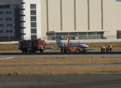 Bomberos y personal de seguridad de San Pablo, ayer junto al avión tras el aterrizaje de emergencia.