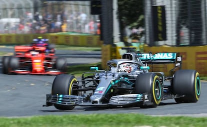 Lewis Hamilton pilota durante los entrenamientos libres del G.P. de Australia, con Vettel al fondo.