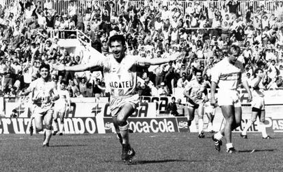 Juanito, en su etapa de jugador en el Málaga, celebra un gol.