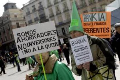 Cerca de cincuenta personasen un concentración en la Puerta del Sol en Madrid para reclamar una solución a las participaciones preferentes que suscribieron con Bankia y poder recuperar su dinero. EFE/Archivo