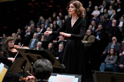 Philharmonia. Esta producción francesa que emitirá AMC, atraerá a los amantes de la música clásica y de las intrigas. Hélène (Marie-Sophie Ferdane, No soy un hombre fácil) regresa a París después de 20 años para ser la nueva directora de la Filarmónica, una orquesta nacional en crisis desde la repentina muerte de su director. Contratada en contra del consejo del director y de los 120 músicos que la componen (nada menos), Hélène deberá demostrar su valía, eso sí, con métodos poco usuales. Thriller psicológico para los que echan de menos Mozart in the Jungle.