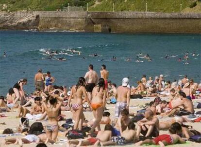 Bañistas en la playa de la Zurriola de San Sebastián.