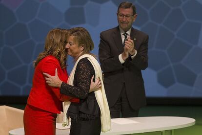 La empresaria María Paz Hurtado se acerca a saludar a Susana Díaz, tras recibir la medalla.