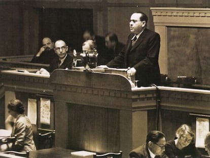 Juan Negr&iacute;n addresses the League of Nations in Geneva in 1937.