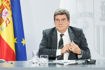El ministro de Inclusión, Seguridad Social y Migraciones, José Luis Escrivá, durante una rueda de prensa posterior a la reunión del Consejo de Ministros, en el Palacio de La Moncloa, este martes.