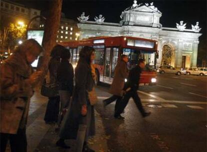 Un peatón en la misma plaza con dirección a Alfonso XII.