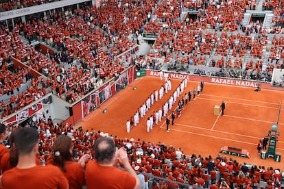 El tenista manacorí recibe un reconocimiento en la pista central Philippe Chatrier tras conseguir 14 títulos de Roland Garros, el mejor registro en el torneo parisino.