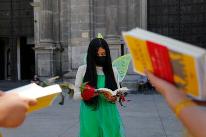 Jóvenes leen 'Ensayo sobre la ceguera', de José Saramago, durante la inauguración de Guadalajara Capital Mundial del Libro, este sábado.