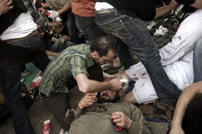 Heridos son atendidos cerca del ministerio de Defensa, tras el choque entre manifestantes antimilitares y los propios soldados.