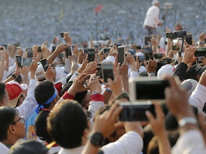 Docenas de móviles graban un mítin en Indonesia.