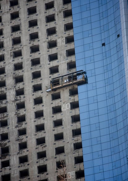 Las obras para recubrir el Ryungyong Hotel se retomaron en 2008.