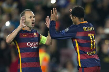  El delantero brasileño del FC Barcelona Neymar Jr. (d) celebra con su compañero, el centrocampista Andrés Iniesta (i), el primer gol que ha marcado ante el Bate Borisov.