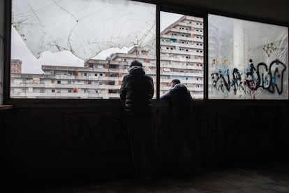 Dos adolescentes, asomados a una ventana del barrio de Scampia, en Nápoles.