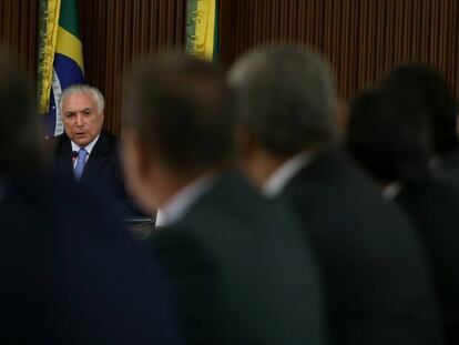 Temer durante reuni&atilde;o com os governadores.