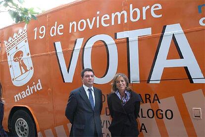 La concejal Ana Botella y el director general Tomás Vera, en la presentación de las Mesas para el Diálogo.