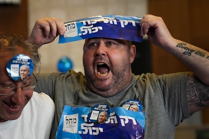 Un simpatizante del Likud celebra el resultado de los sondeos a pie de urna, este martes en Jerusalén.