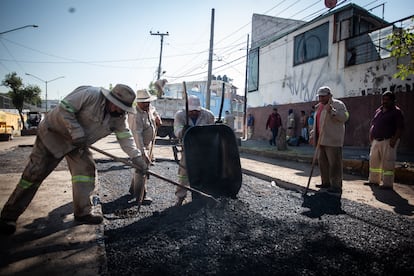 Trabajadores de la Ciudad de México cubren un bache en la alcaldía Venustiano Carranza, en octubre de 2024.