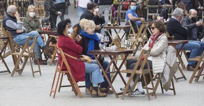 Una terraza con gente esta Semana Santa.