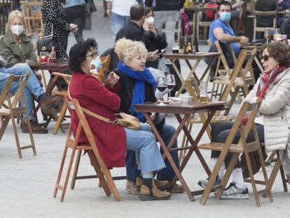 Una terraza con gente esta Semana Santa.