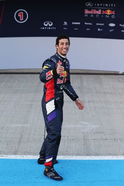 El nuevo piloto de Red Bull, el australiano Daniel Ricciardo, saluda a los medios de comunicación.