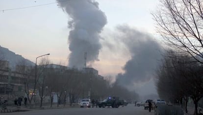 Columna de humo tras el ataque suicida en Kabul.