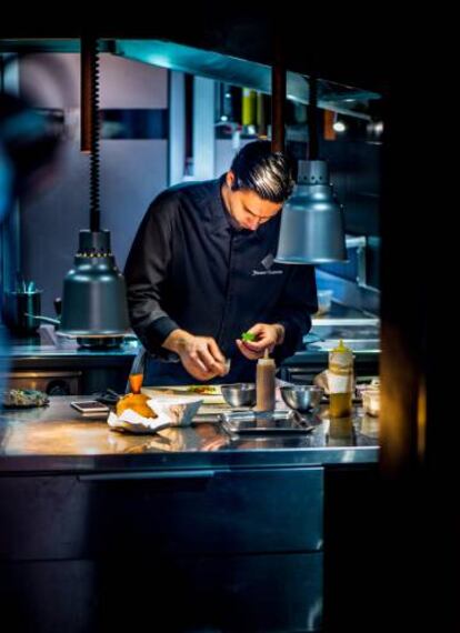 El chef Jeremy Galván en la cocina de su restaurante, en Lyon.