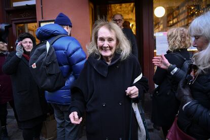 La autora francesa Annie Ernaux, Premio Nobel de Literatura, después de firmar libros en la librería Soderbokhandeln de Estocolmo, este 7 de diciembre.