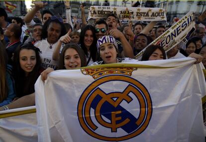 Aficionados del Real Madrid reciben a sus jugadores en la Puerta del Sol de Madrid. 