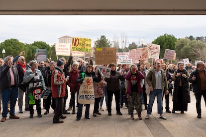 Manifestación en el exterior de las Cortes de Castilla y León contra la instalación de plantas de biogás.