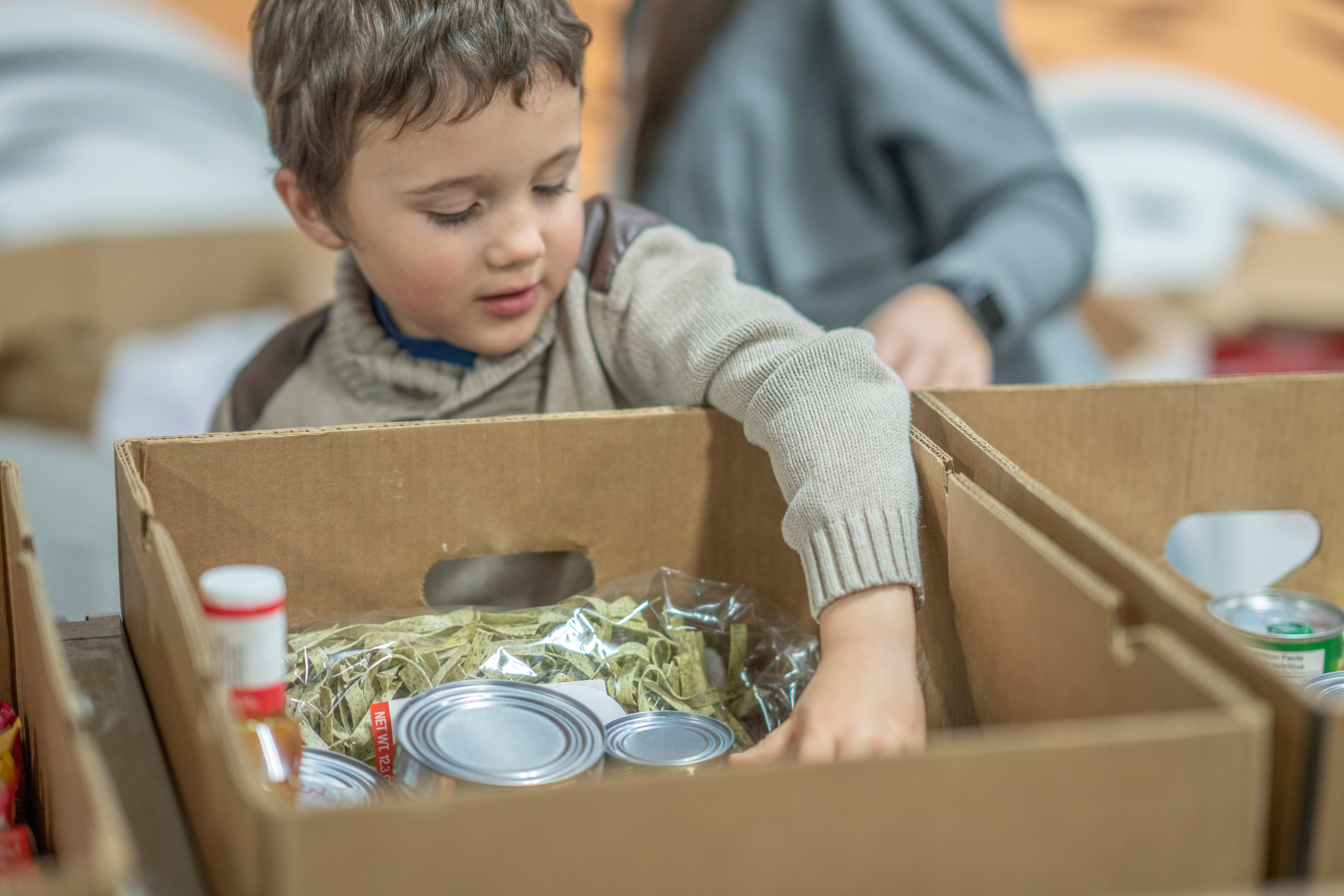 Cómo fomentar la solidaridad en los hijos en Navidad (y el resto del año)