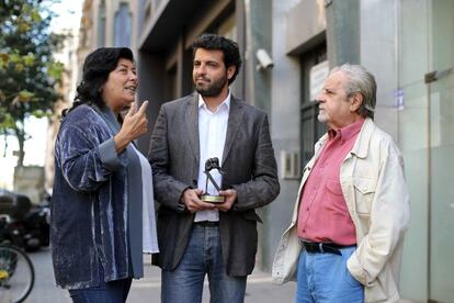 El ganador del premio Tusquets, Juan Trejo, acompañado de los escritores Juan Marsé y Almudena Grandes
