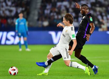 Luka Modric y Tongo Doumbia, luchan por la pelota.