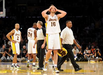 Gasol se lleva las manos a la cabeza en el partido Lakers de Los Ángeles ante los Cleveland Cavaliers. Una dolorosa derrota (87-102) que enfadó al público del estadio del Staples Center el día de Navidad de 2009.