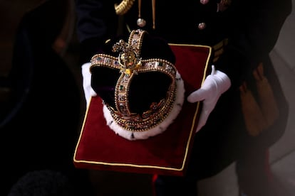 La corona de San Eduardo llega a la abadía de Westminster. Esta es la más importante de la familia real británica, y tan solo se utiliza en el momento concreto de la coronación. 