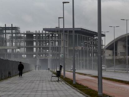 El centro acu&aacute;tico y, por detr&aacute;s, la Peineta. 