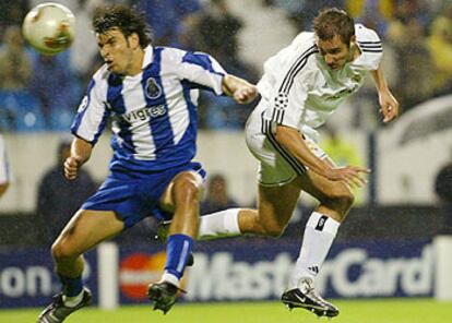 Pese a la oposición de Ferreira, Helguera cabecea con soltura y consigue el primer gol del Madrid.