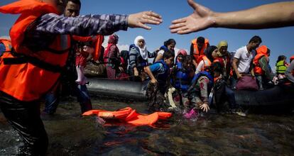 Refugiados llegan a la isla griega de Lesbos, hoy 