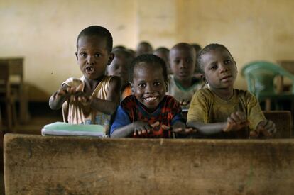 Alumnos somalíes de una escuela de un campo de refugiados de Kenia, en una imagen de archivo. / JEROME DELAY (AP)