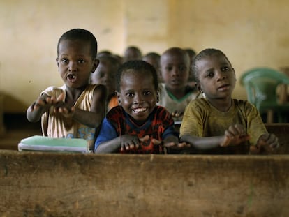Alumnos somalíes de una escuela de un campo de refugiados de Kenia, en una imagen de archivo. / JEROME DELAY (AP)